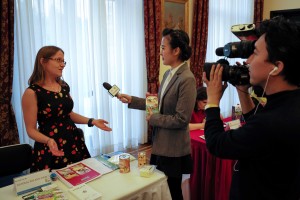 wywiad-z-przedstawicielka-polskiej-firmy-przeprowadzany-przez-reporterke-cctv-2